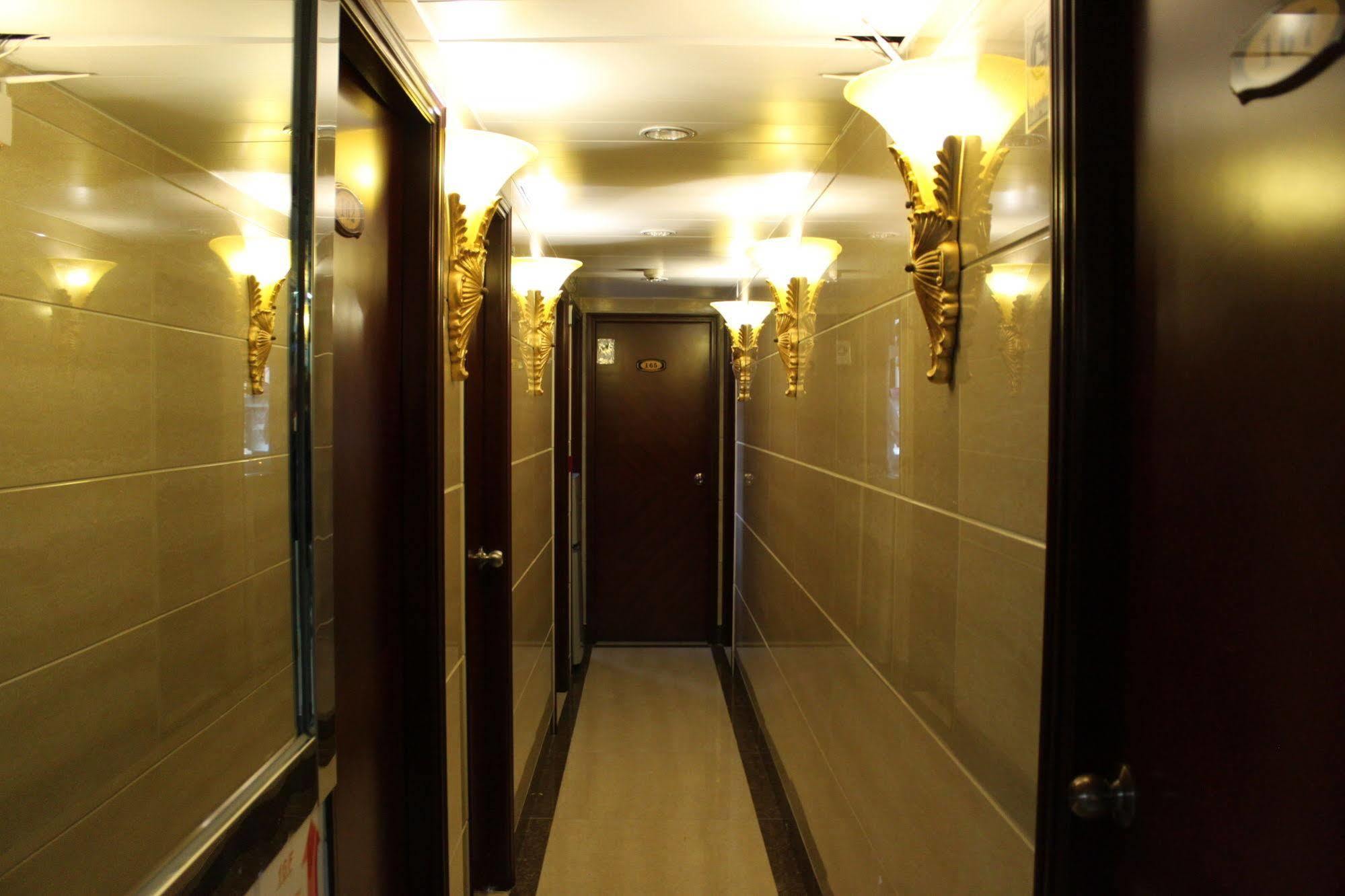 New Chung King Mansion Guest House - Tower C Гонконг Экстерьер фото